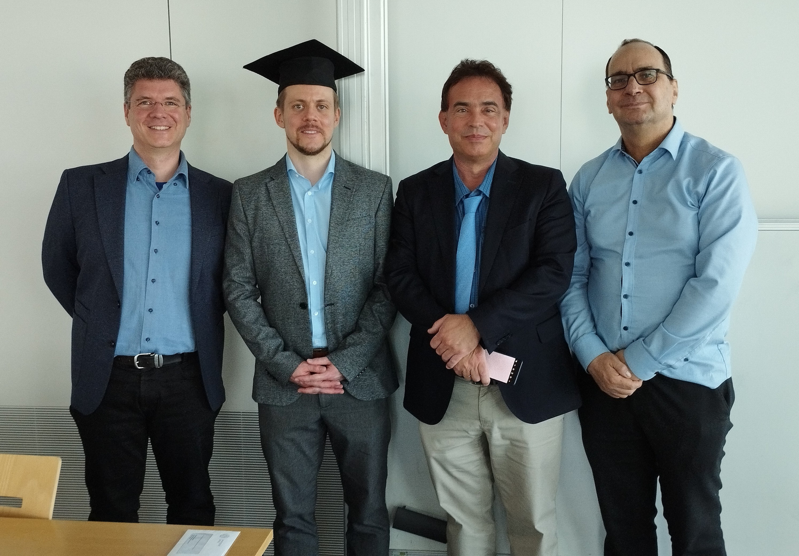 Von links nach rechts: Prof. Dr. Harald Hoppe, der Promovend Simon Hazubski, Prof. Dr. Andreas Otte, Prof. Dr. Gerik Scheuerman, Vorsitzender der Verteidigungskommission der Universität Leipzig Von links nach rechts: Prof. Dr. Harald Hoppe, der Promovend Simon Hazubski, Prof. Dr. Andreas Otte, Prof. Dr. Gerik Scheuerman, Vorsitzender der Verteidigungskommission der Universität Leipzig