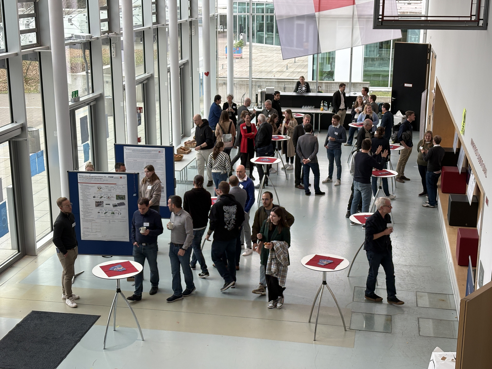 Menschen stehen zwischen Posterwänden