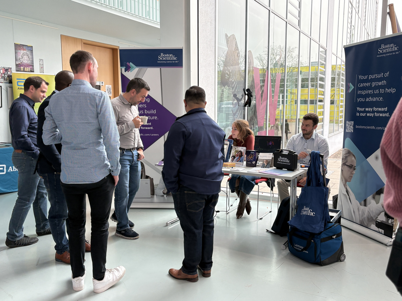 Menschen stehen um einen Unternehmensstand herum